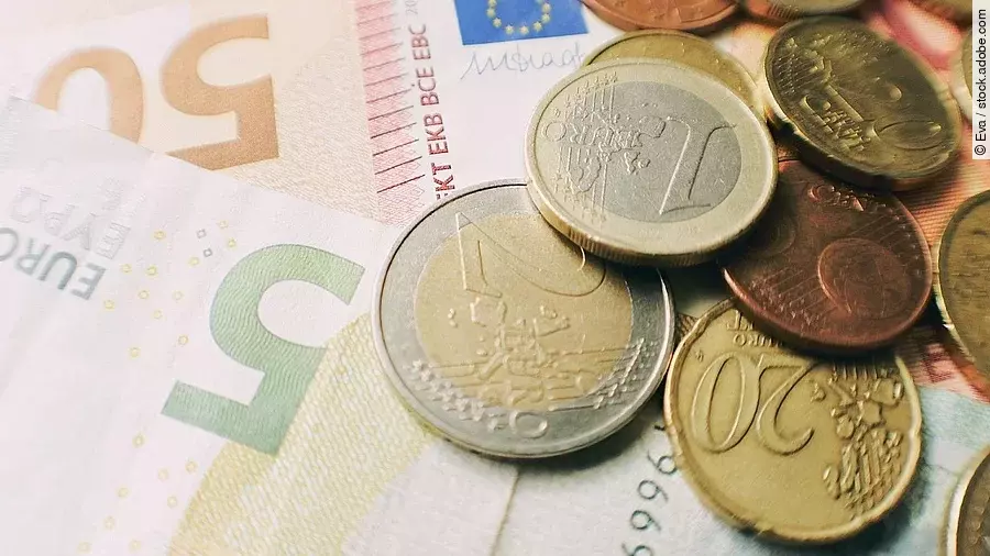 Euro-Scheine und Münzen