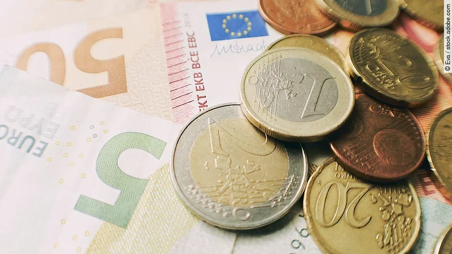 Euro-Scheine und Münzen