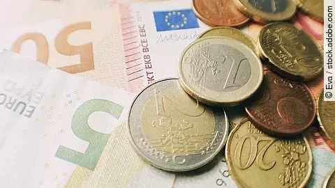 Euro-Scheine und Münzen