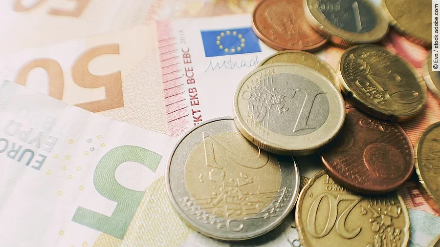 Geld Euro-Scheine und Münzen