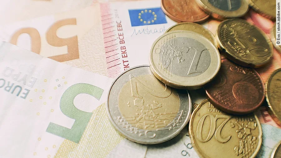 Euro-Scheine und Münzen