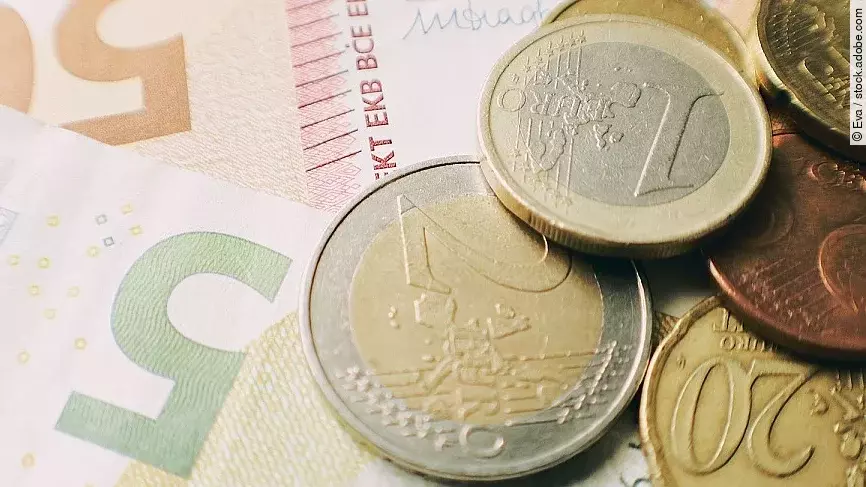 Euro-Scheine und Münzen