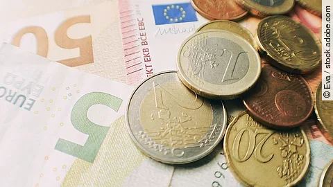 Euro-Scheine und Münzen