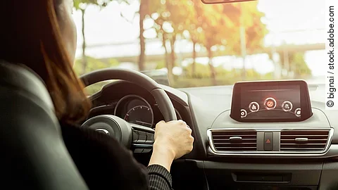 Auto Frau sitzt am Steuer eines Autos.