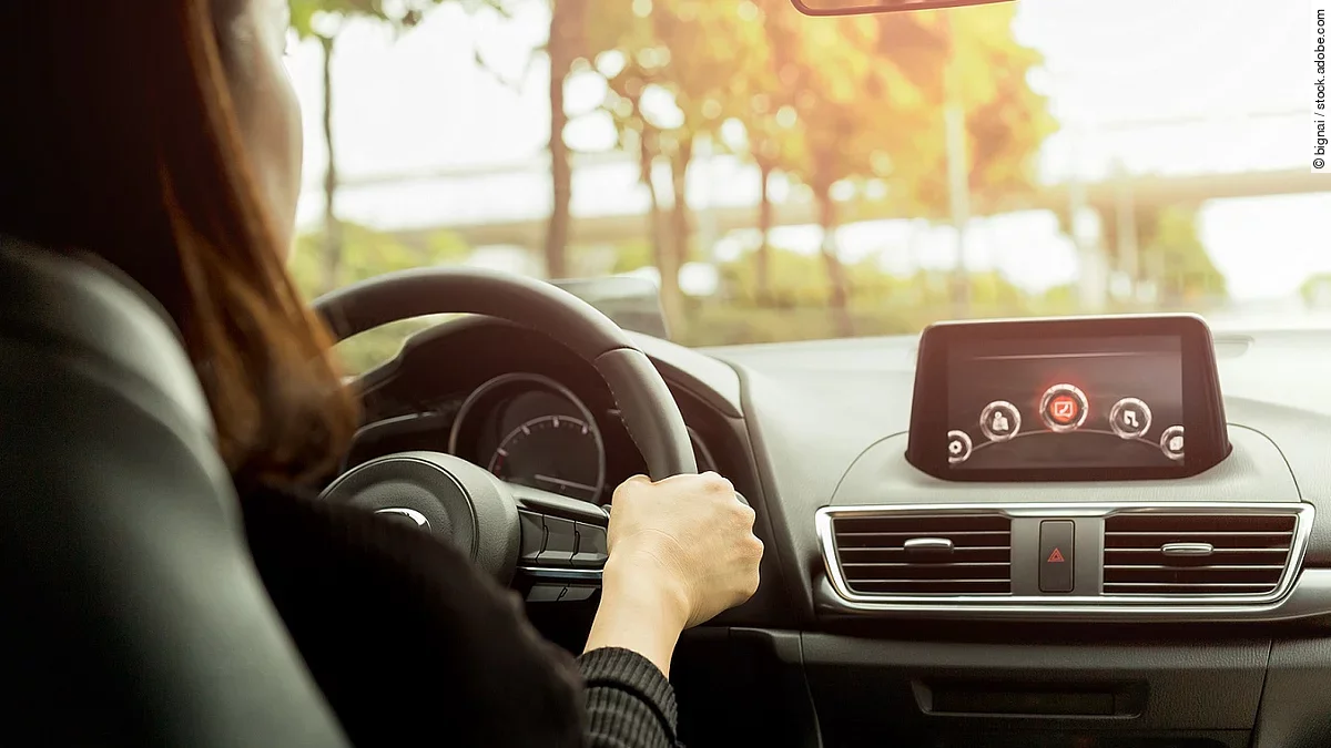 Auto Frau sitzt am Steuer eines Autos.