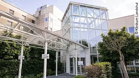 Eingang des Klinikums Landshut