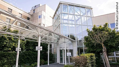 Eingang des Klinikums Landshut