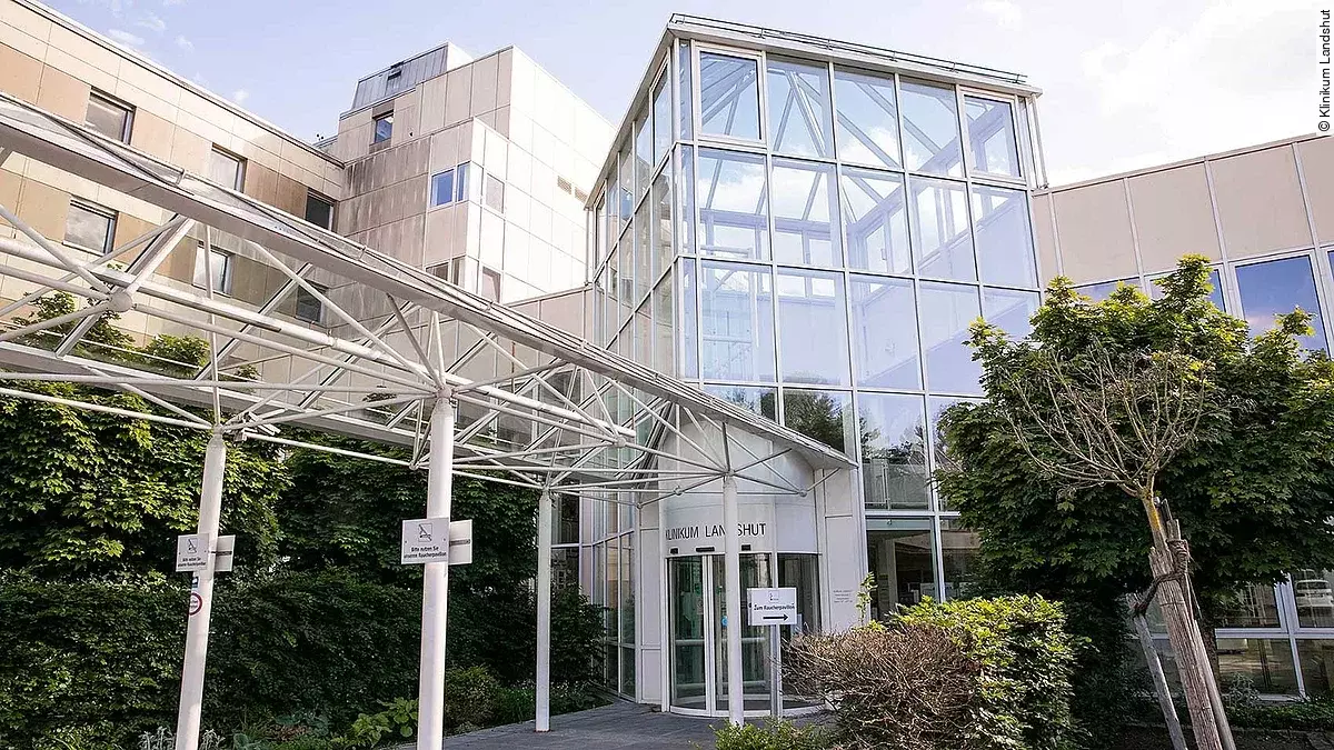 Eingang des Klinikums Landshut