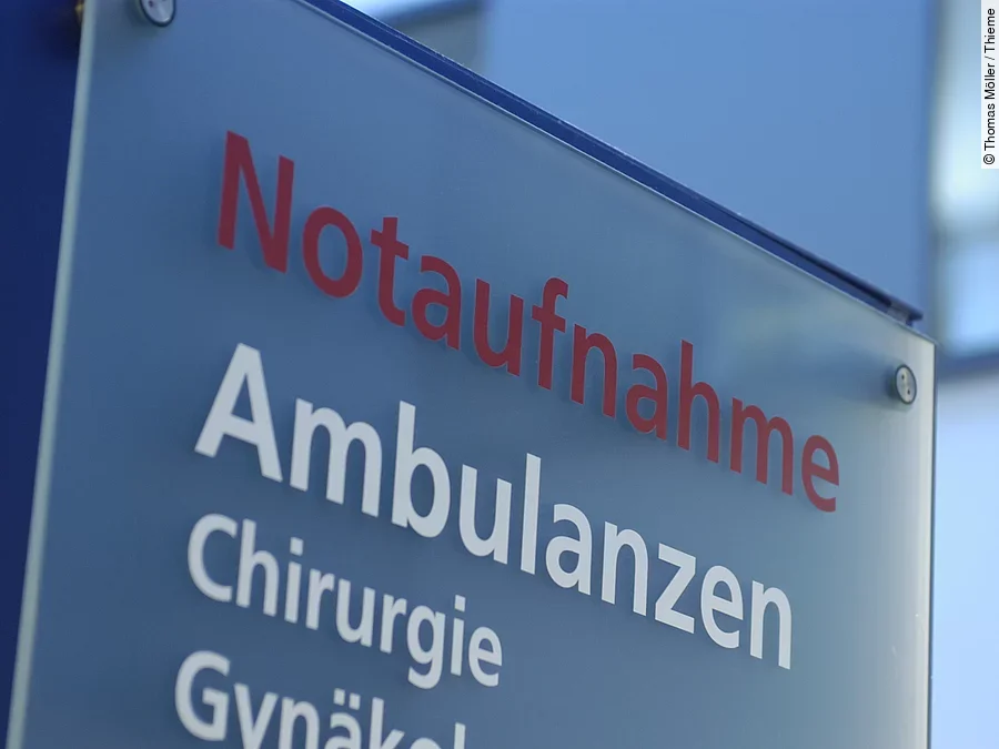 Ein Schild mit der Beschriftung "Notaufnahme - Ambulanzen - Chirurgie - Gynäkologie"