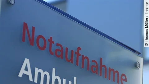 Ein Schild mit der Beschriftung "Notaufnahme - Ambulanzen - Chirurgie - Gynäkologie"