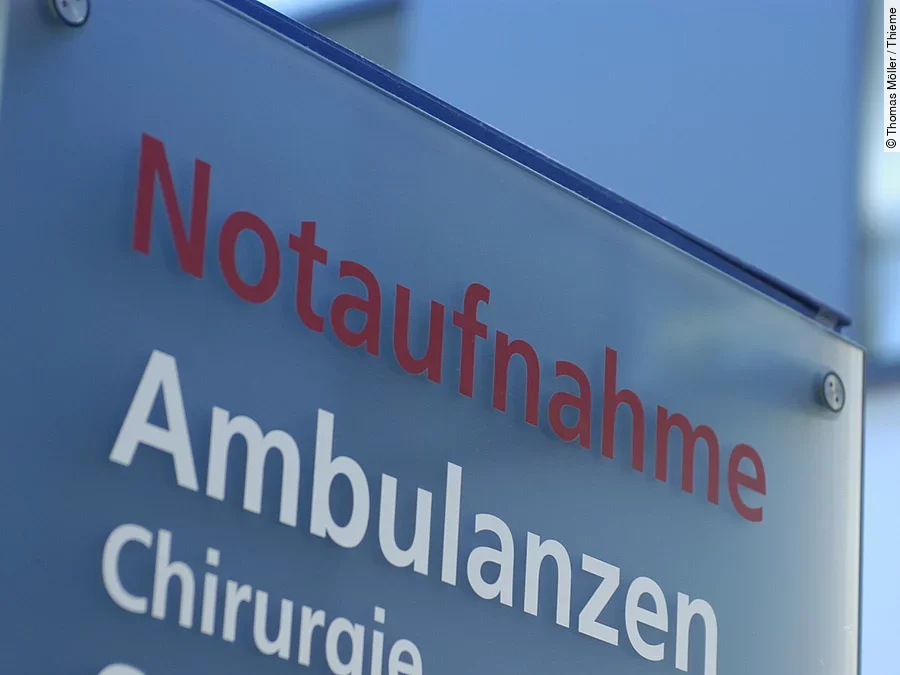 Ein Schild mit der Beschriftung "Notaufnahme - Ambulanzen - Chirurgie - Gynäkologie"
