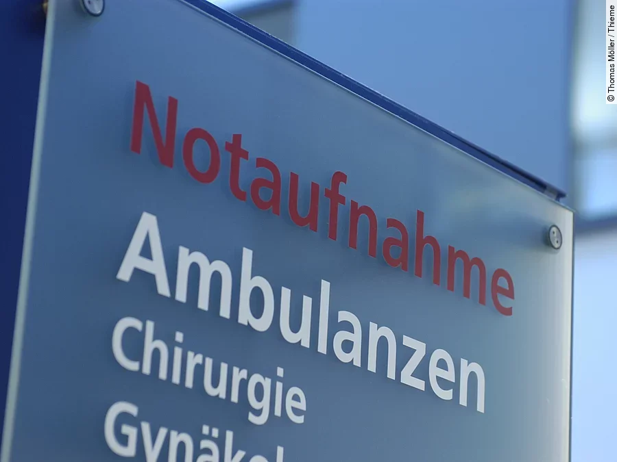 Ein Schild mit der Beschriftung "Notaufnahme - Ambulanzen - Chirurgie - Gynäkologie"