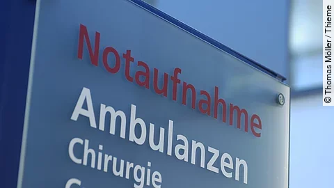Ein Schild mit der Beschriftung "Notaufnahme - Ambulanzen - Chirurgie - Gynäkologie"