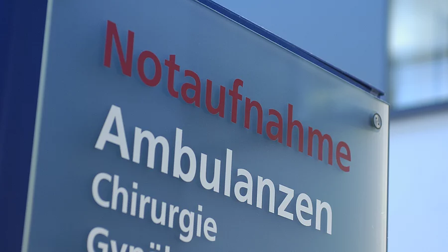 Ein Schild mit der Beschriftung "Notaufnahme - Ambulanzen - Chirurgie - Gynäkologie"