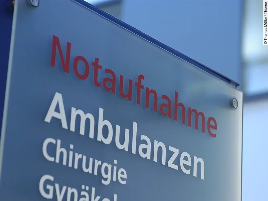 Ein Schild mit der Beschriftung "Notaufnahme - Ambulanzen - Chirurgie - Gynäkologie"