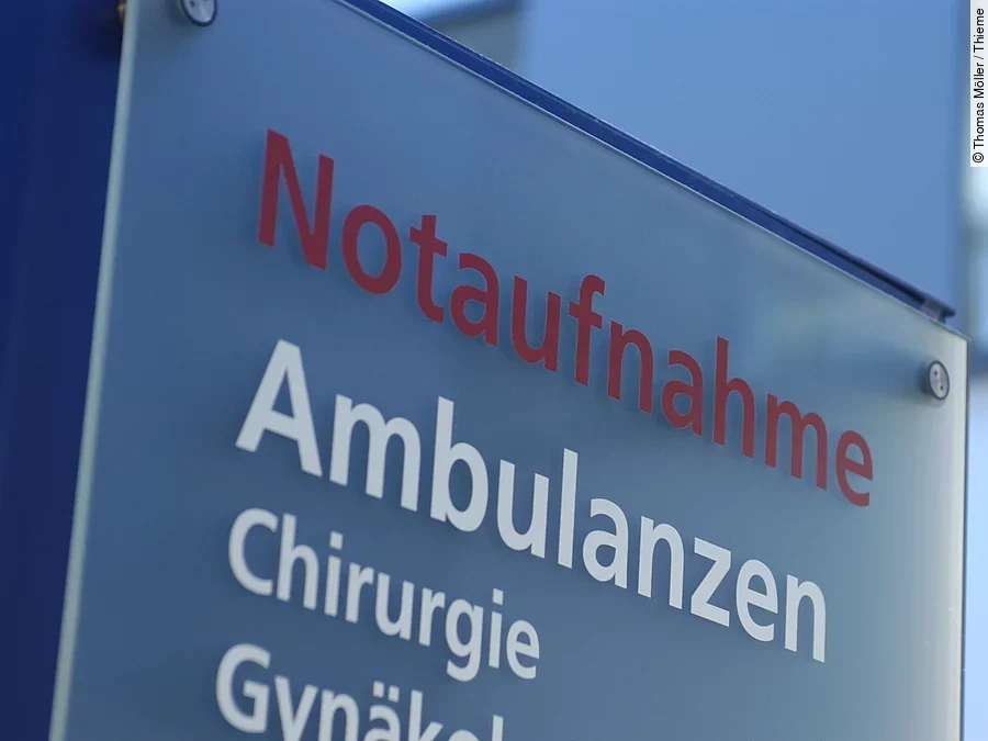 Notaufnahme Ein Schild mit der Beschriftung "Notaufnahme - Ambulanzen - Chirurgie - Gynäkologie"