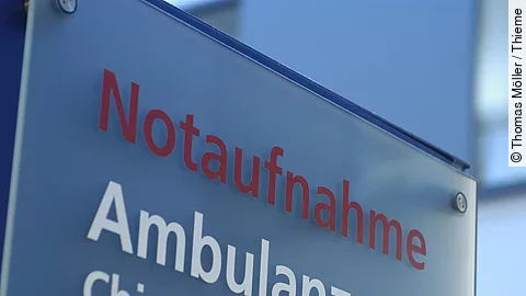Notaufnahme Ein Schild mit der Beschriftung "Notaufnahme - Ambulanzen - Chirurgie - Gynäkologie"