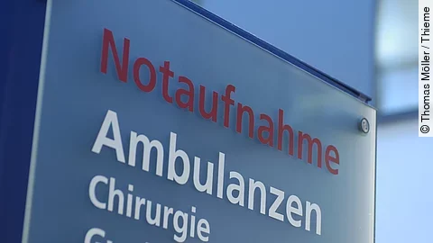 Ein Schild mit der Beschriftung "Notaufnahme - Ambulanzen - Chirurgie - Gynäkologie"