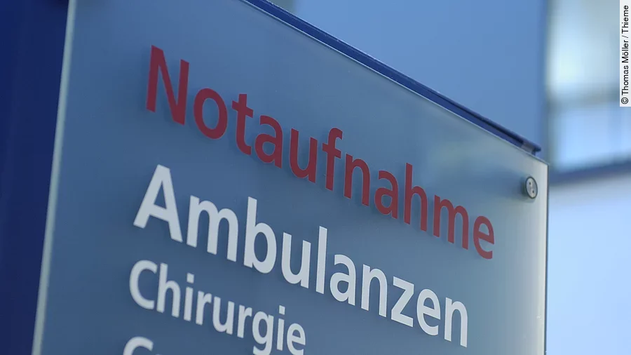 Ein Schild mit der Beschriftung "Notaufnahme - Ambulanzen - Chirurgie - Gynäkologie"