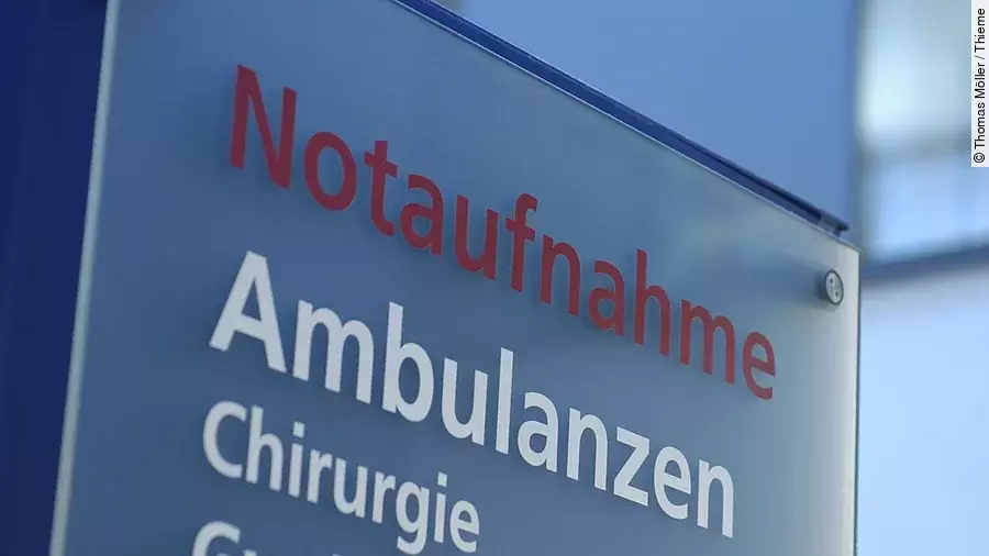 Ein Schild mit der Beschriftung "Notaufnahme - Ambulanzen - Chirurgie - Gynäkologie"