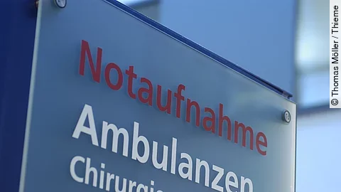 Ein Schild mit der Beschriftung "Notaufnahme - Ambulanzen - Chirurgie - Gynäkologie"