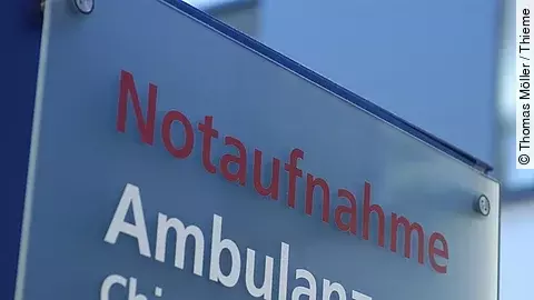 Ein Schild mit der Beschriftung "Notaufnahme - Ambulanzen - Chirurgie - Gynäkologie"