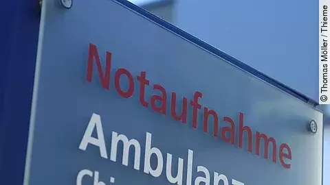 Ein Schild mit der Beschriftung "Notaufnahme - Ambulanzen - Chirurgie - Gynäkologie"