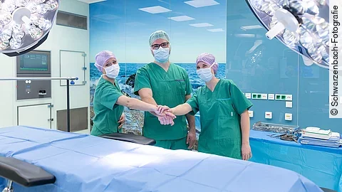 OP-Bereich Sana Klinikum Hof Drei Mitarbeiter in grünen Kasacks im OP-Saal