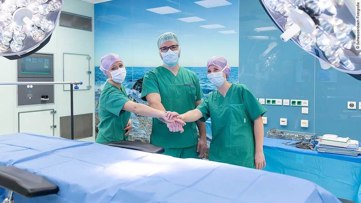 OP-Bereich Sana Klinikum Hof Drei Mitarbeiter in grünen Kasacks im OP-Saal