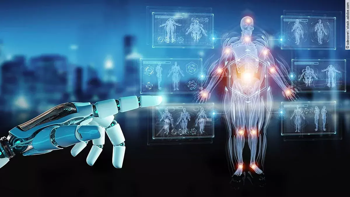 Künstliche Intelligenz in der Bildgebung Eine Roboterhand zeigt auf die Projektion einer Grafik in Form eines Skeletts wie aus einem Röntgenbild
