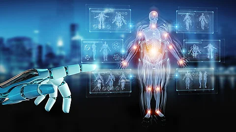 Eine Roboterhand zeigt auf die Projektion einer Grafik in Form eines Skeletts wie aus einem Röntgenbild