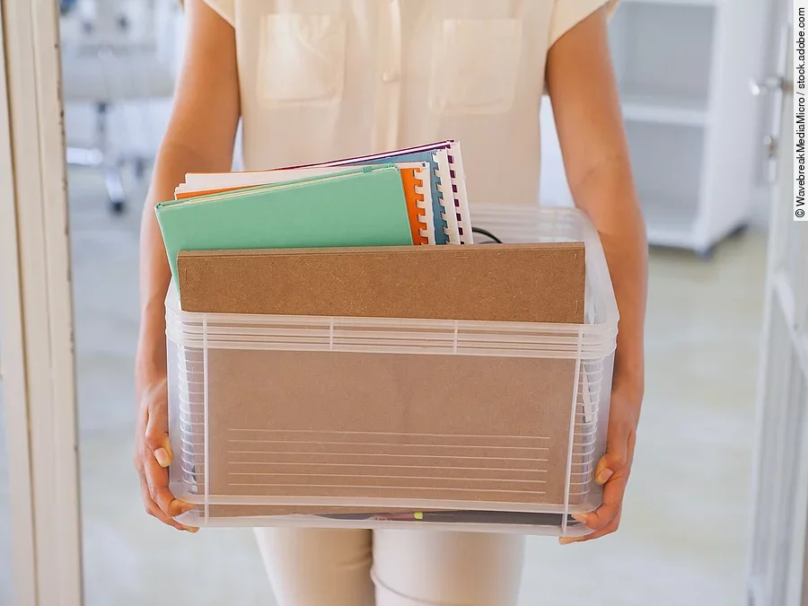 Kündigung Der Torso einer Frau: Sie hält einen Pappkarton mit einigen Dokumenten darin.