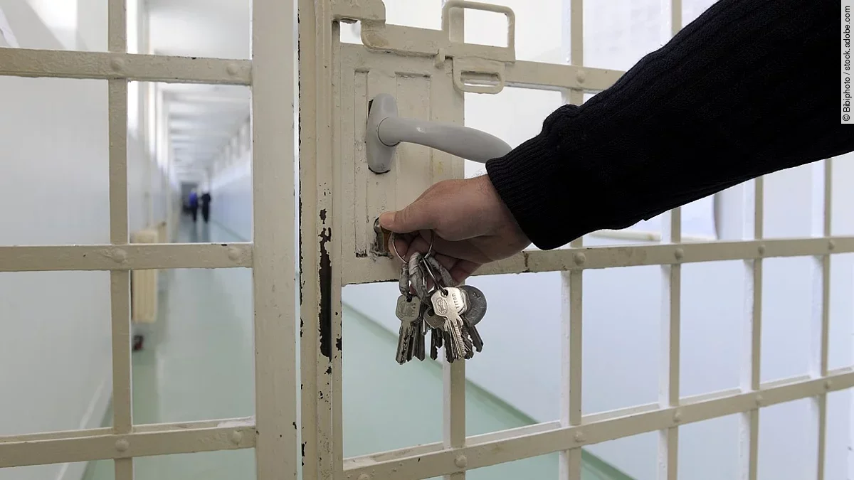 Schloss einer Gefängnistür wird verschlossen