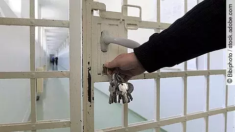 Schloss einer Gefängnistür wird verschlossen