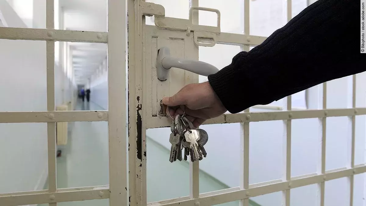Schloss einer Gefängnistür wird verschlossen