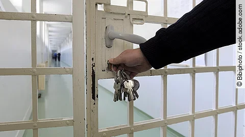 Schloss einer Gefängnistür wird verschlossen
