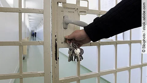 Schloss einer Gefängnistür wird verschlossen