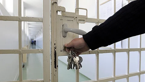 Schloss einer Gefängnistür wird verschlossen