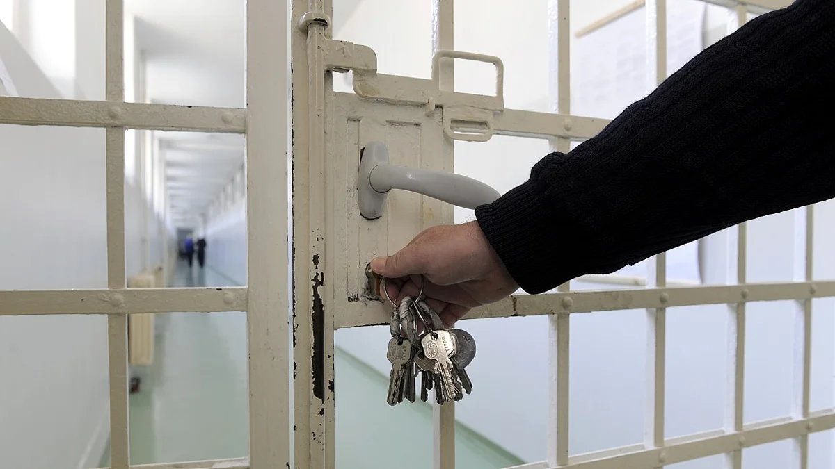 Schloss einer Gefängnistür wird verschlossen