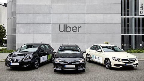 Drei Autos parken vor einem Haus.