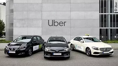 Drei Autos parken vor einem Haus.