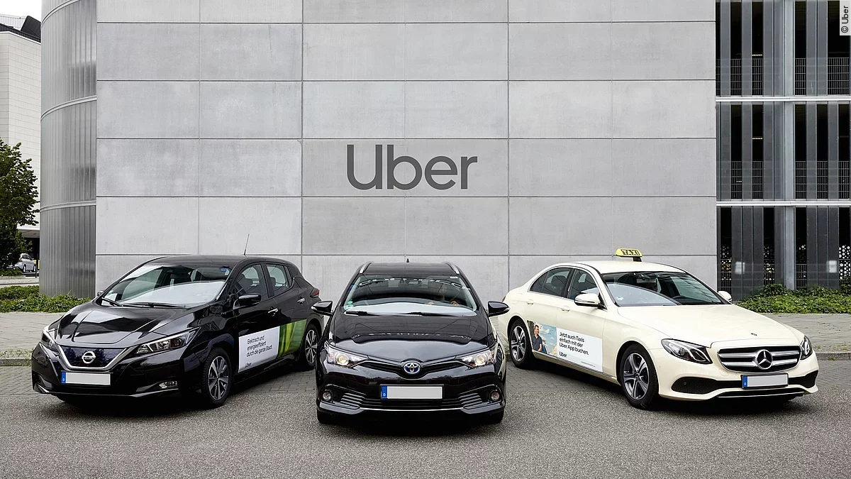 Uber Health: Eine neue Plattform für den Krankentransport Drei Autos parken vor einem Haus.