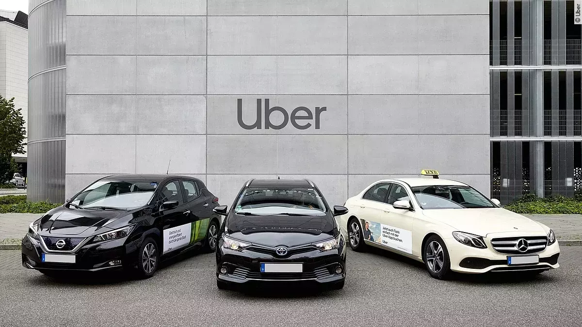 Drei Autos parken vor einem Haus.