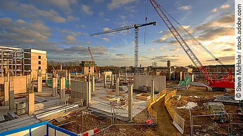 Baustelle Baustelle mit Bodenplatte und Kran.