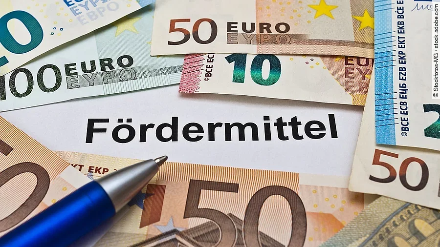 Fördermittel Euro-Scheine umgeben einen Zettel mit der Aufschrift "Fördermittel"