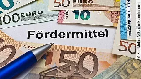 Fördermittel Euro-Scheine umgeben einen Zettel mit der Aufschrift "Fördermittel"