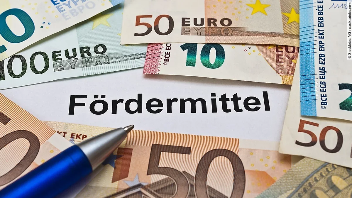 Fördermittel Euro-Scheine umgeben einen Zettel mit der Aufschrift "Fördermittel"