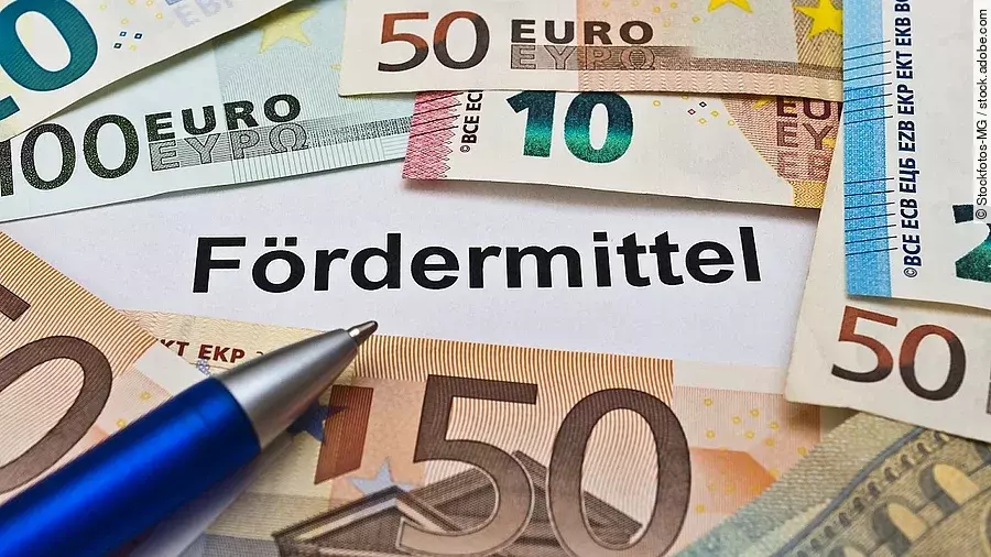 Fördermittel Euro-Scheine umgeben einen Zettel mit der Aufschrift "Fördermittel"