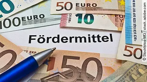 Fördermittel Euro-Scheine umgeben einen Zettel mit der Aufschrift "Fördermittel"