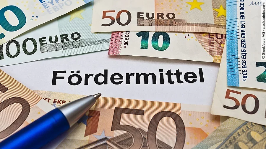Fördermittel Euro-Scheine umgeben einen Zettel mit der Aufschrift "Fördermittel"